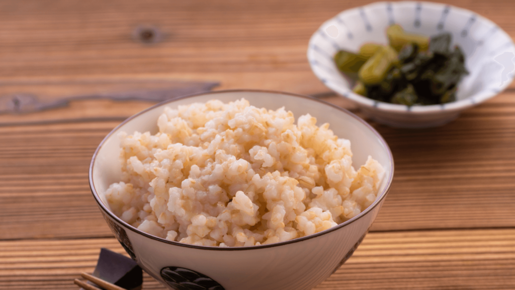 玄米と漬物の画像